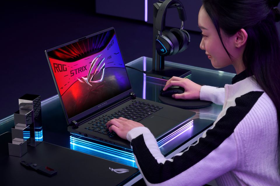 Strix SCAR 16 (G635)_Strix SCAR 16 (G635)_A woman in a futuristic gaming room using a SCAR 16